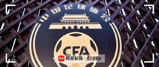 脱了内裤趴着光屁股